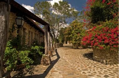 Tagestour Altos de Chavón und Einkaufen in La Romana — Guided tour and outdoor activity